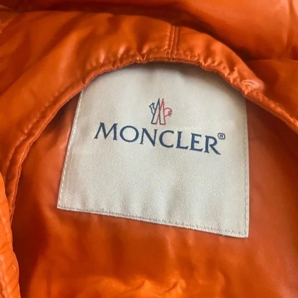 Moncler Puffer Coat with coyote Fur Trim - Picture 10 of 14